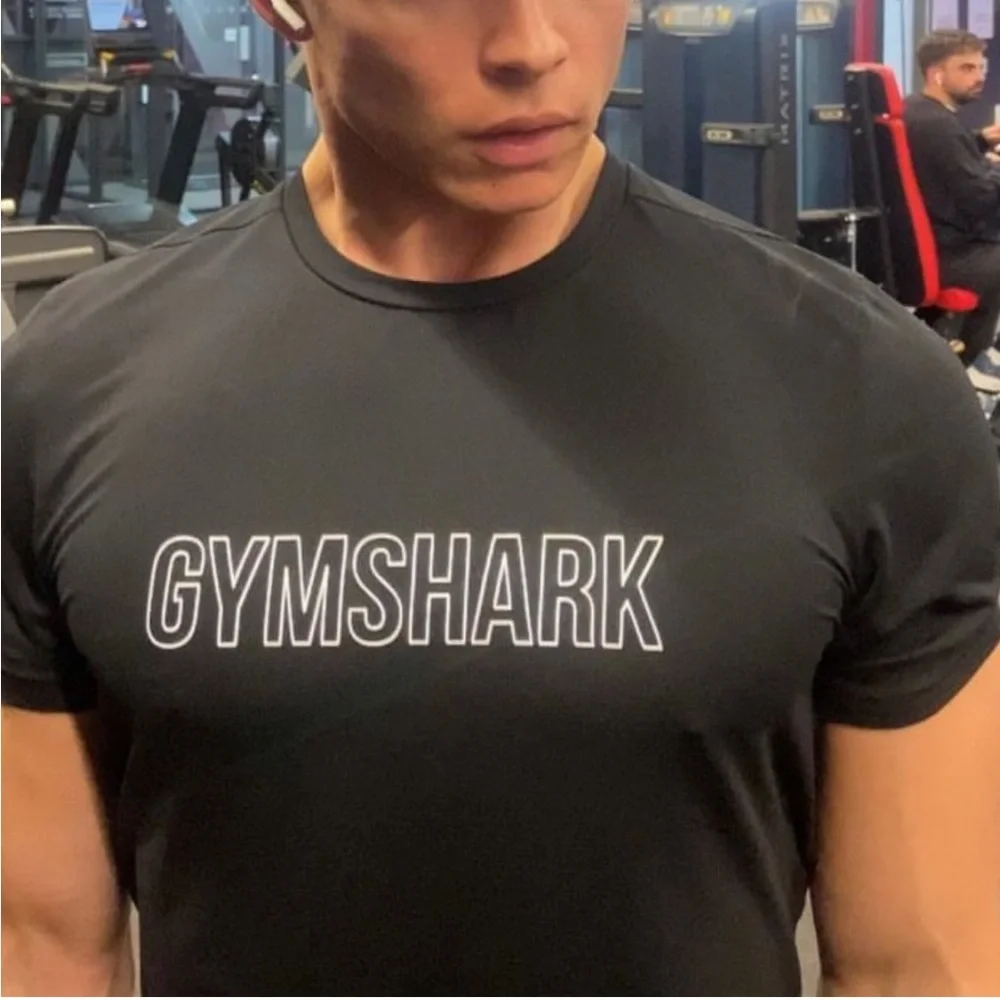 GYMSHARK MEN CUT OUT LOGO T SHIRT BODYBUILDING BODYBUILDER WEIGHT LIFTING ACTION - Picture 2 of 16